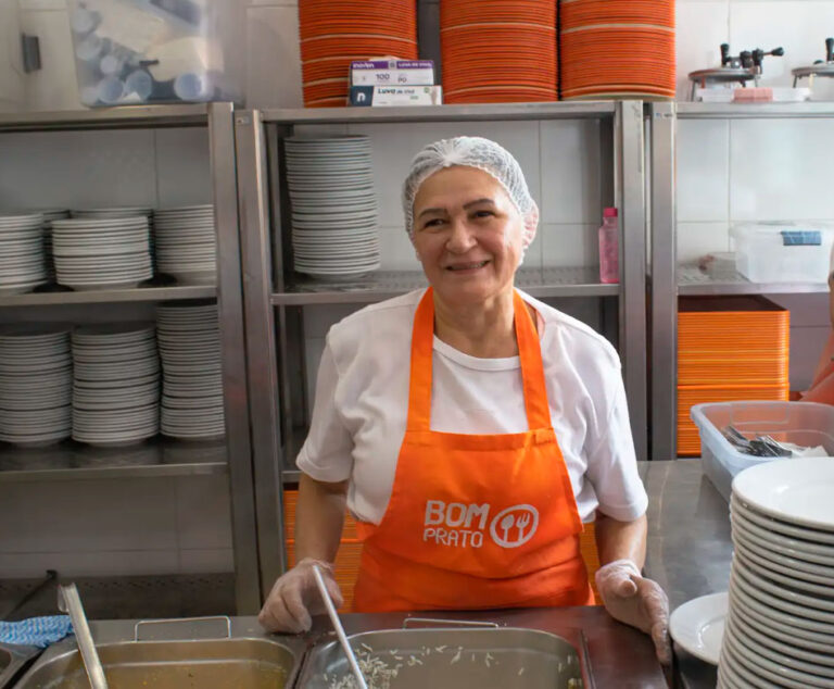 ‘‘Me sinto útil em poder matar a fome de quem depende daquela única refeição no dia’’, diz trabalhadora do Bom Prato de Paraisópolis 