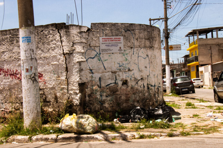 Moradores de Guaianases chamam atenção para o problema do lixo na região