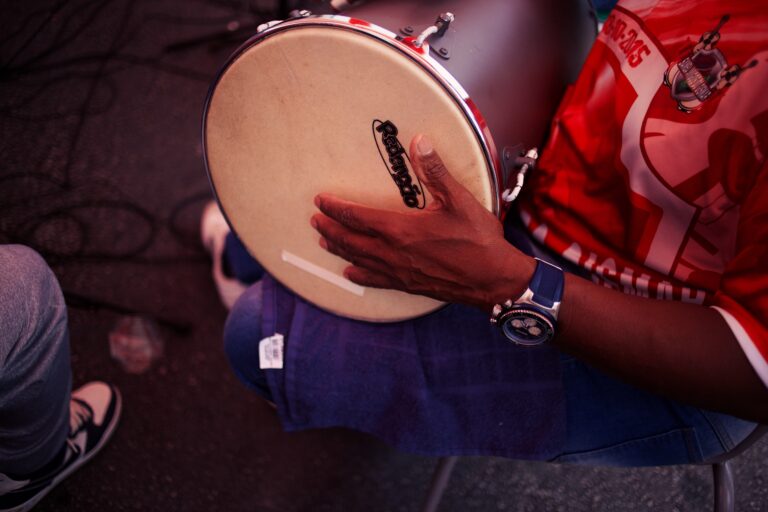 “O samba nos deu dignidade”: Sambistas lutam para manter tradição do gênero nos territórios