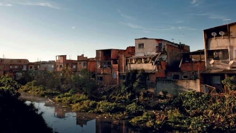 Privatização agrava problemas com saneamento básico e deixa famílias sem acesso seguro à água