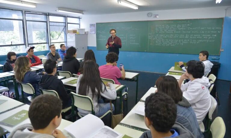 Pesquisador afirma que Programa Pé-de-Meia é avanço, mas não resolve abandono escolar nas periferias