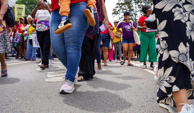 “Deixo de pagar o aluguel pra poder comprar as coisas dentro de casa”: Exclusão socioeconômica contribui com endividamento de mulheres negras