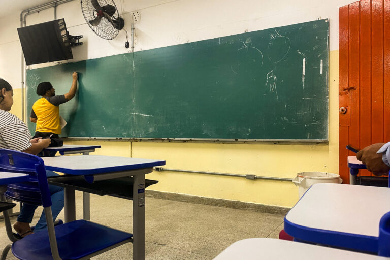 Volta às aulas expõe permanência de estruturas ultrapassadas nas escolas públicas