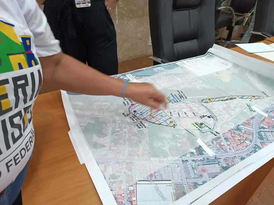 Integrantes da Associação Gris realizam o mapeamento de território no Recife durante atividade de Planos Comunitário de Identificação, Gestão de Risco e Adaptação