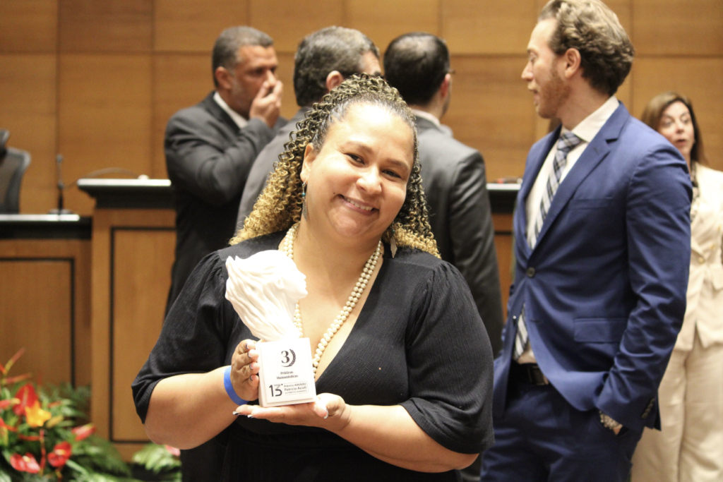 Thais Siqueira na cerimônia de entrega do 13º Prêmio AMAERJ Patrícia Acioli de Direitos Humanos (2024)