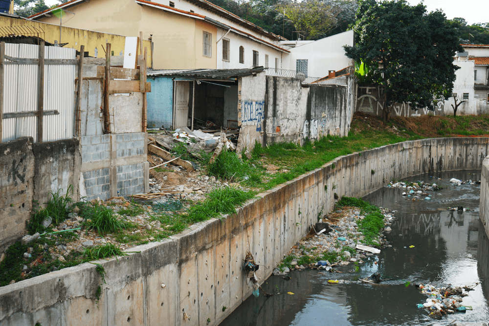 Na imagem o condomínio Parque das Garças ao lado das obras do Piscinão na Avenida Ellis Maas.