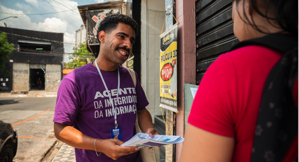 Agente da Informação em Guaianases, zona leste de São Paulo, em 2025. Foto: Pedro Paquino | Desenrola e Não Me Enrola